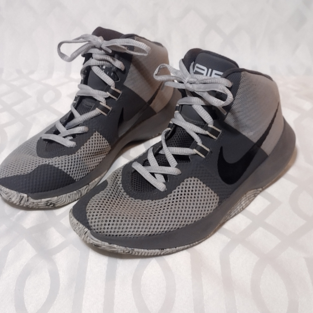 Men's size 7 Nike Air Precision Basketball Shoes